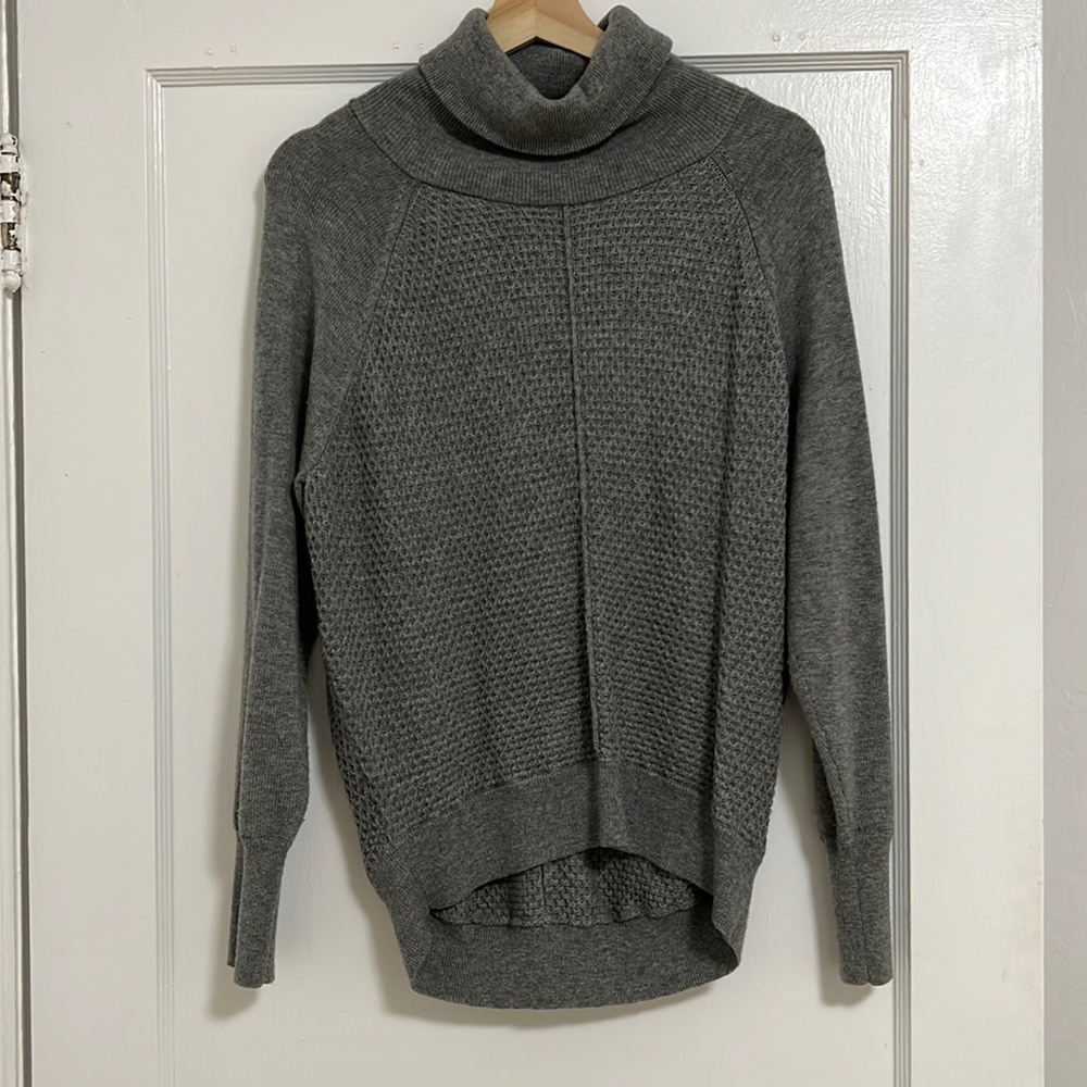 Gray Gap stretchy turtleneck sweater